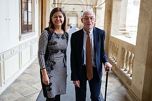 links ist zu sehen Frau Mag.ͣ  Kampus und daneben Herr Dr. Hofer im Gang des Landhaus Graz