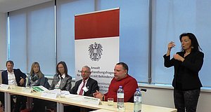 von links nach rechts: Zu sehen sind  Robert Bacher (FSW), Renate Pilz (OÖ), Regina Geiger (STMK), Hansjörg Hofer (Behindertenanwalt), Herbert Pichler (ÖBR), Dolmetscherin Sabine Zeller bei der Veranstaltung