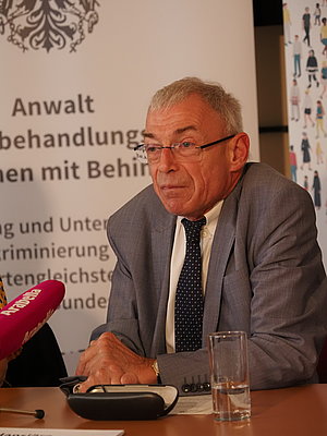 Zu sehen ist Hansjörg Hofer beim Gespräch.