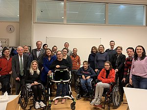 Die Teilnehmerinnen und Teilnehmer des Lehrgangs "Peer-Beratung", Lehrgangsleiter FH-Prof. Mag. Dr. Martin J. Gössl, Lehrbeauftragter Dr. Günther Kräuter und Behindertenanwalt Dr. Hansjörg Hofer 