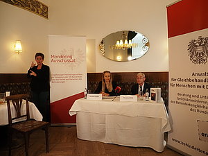 von links nach rechts: Barbara Gerstbach, Christine Steger und Hansjörg Hofer in den Räumlichkeiten des Café Landtmann zu sehen.