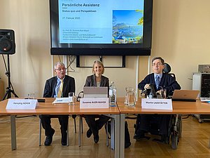 Es sind sitzend zu sehen von links nach rechts Hansjörg Hofer, Susanne Auer-Mayer und Martin Ladstätter