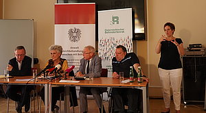 von links nach rechts: Michael Svoboda, Birgit Meinhard-Schiebel, Hansjörg Hofer, Herbert Pichler und Barbara Gerstbach beim Pressegespräch im Sozialministeriumservice 