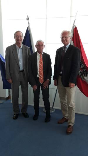 von links nach rechts stehend Präsident Dr. Leitl, WKO, Behindertenanwalt Dr. Hofer und Dr. Gleitsmann, Leiter der sozialpolitischen Abteilung der WKO